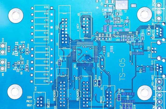 verdieping in halfgeleider technologie, digitale schakelingen, microprocessors, analoge elektronica en circuitontwerp simulatie